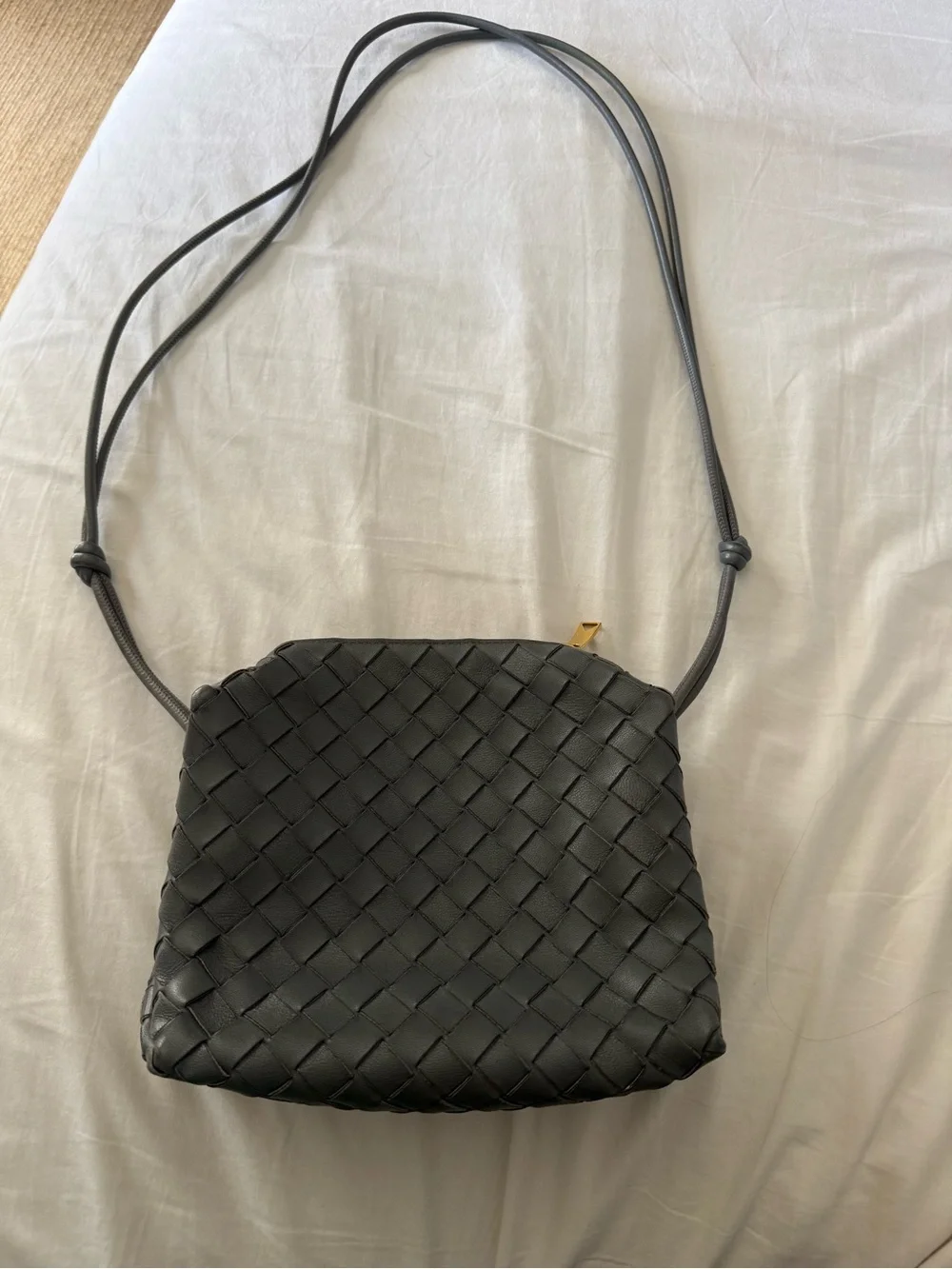 Bottega Veneta Intreciatto Loop Crossbody bag in Grey - Picture 2 of 4
